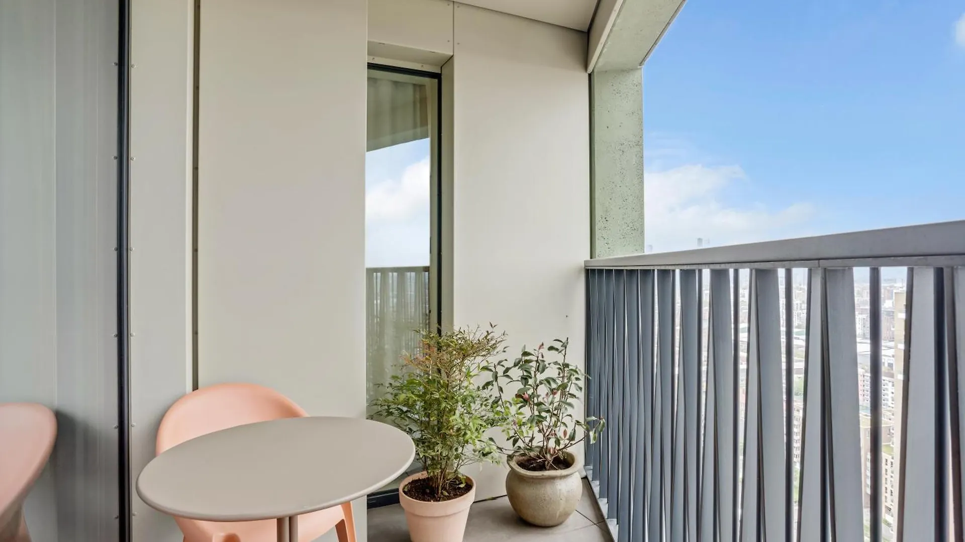 Riverstone Heights London 0*,