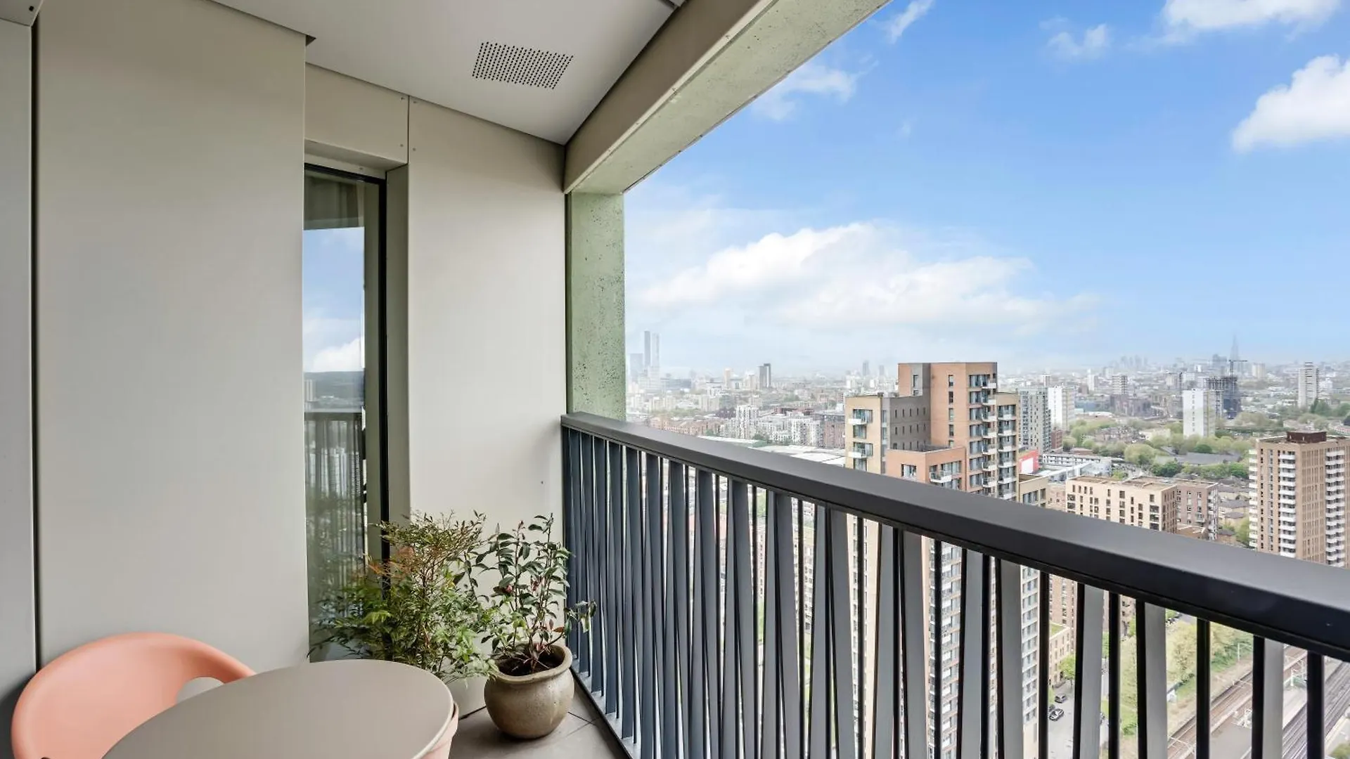 Riverstone Heights London 0*,
